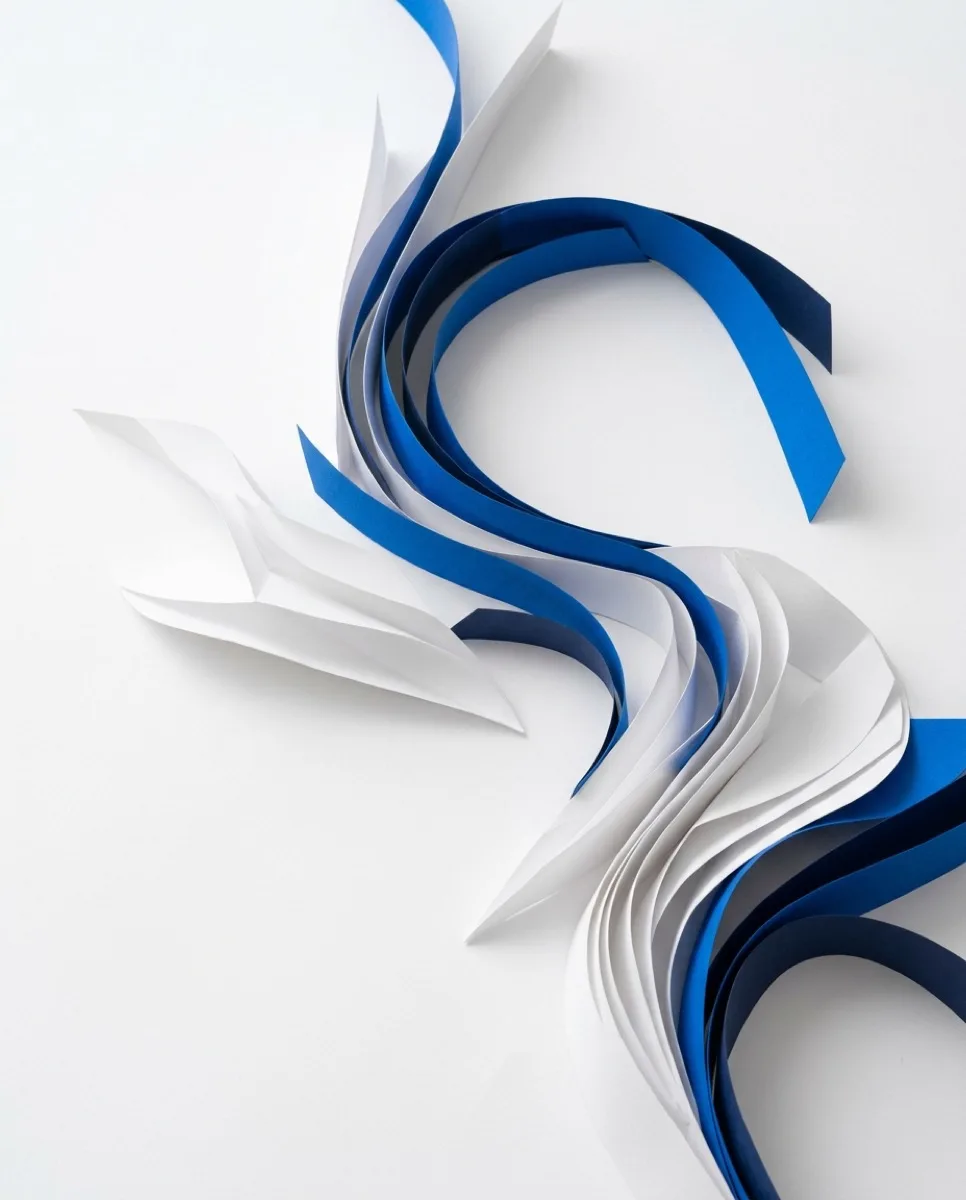 Retrato artístico con cinta de papel azul sobre fondo claro